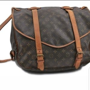 $2500 Auth Louis vuitton Saumur 43 crossbody bag